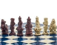 Berkeley Chess Zestaw szachowy „Alicja w Krainie Czarów” Cardinal Blue
