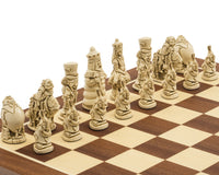 Berkeley Chess — Zestaw szachowy „Alicja w Krainie Czarów” (rdzawy i mahoniowy)