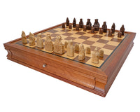Regency Chess Isle of Lewis — luksusowy zestaw szachowy w szafce z mahoniową ramą