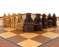 Regency Chess Isle of Lewis — luksusowy zestaw szachowy w szafce z mahoniową ramą