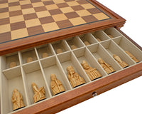 Regency Chess Isle of Lewis — luksusowy zestaw szachowy w szafce z mahoniową ramą