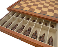 Regency Chess Isle of Lewis — luksusowy zestaw szachowy w szafce z mahoniową ramą